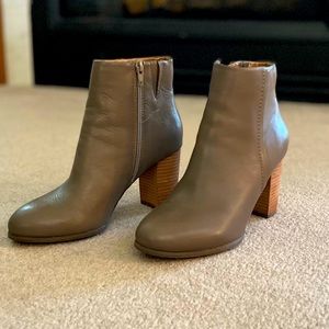 Vionic Leather Ankle Bootie Size 8.5